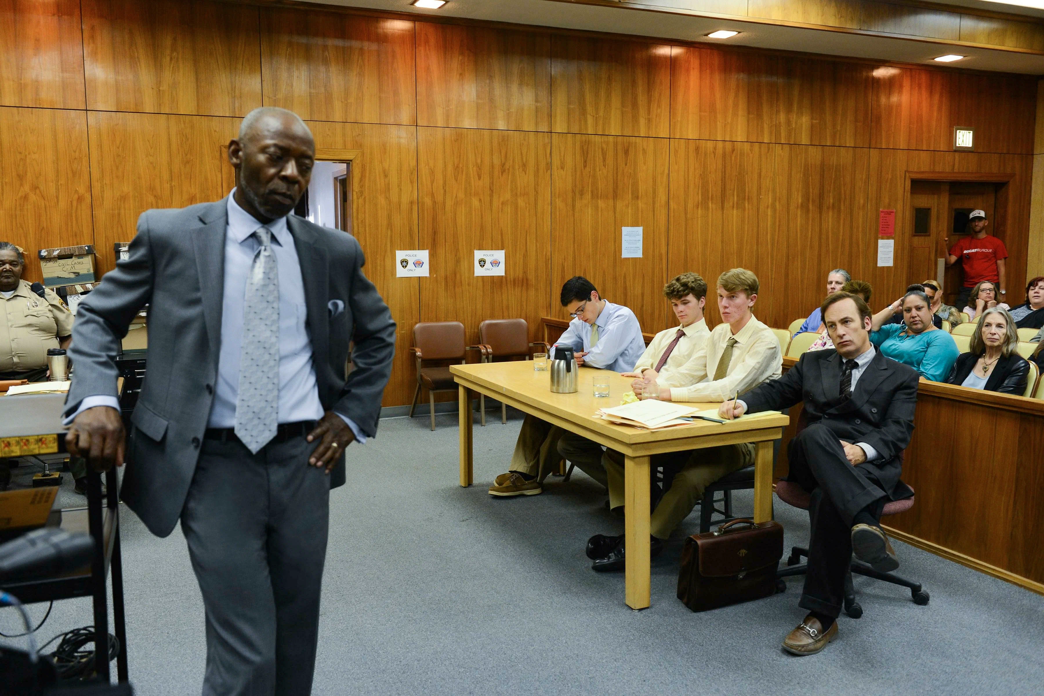 Кадр 3 из сериала Лучше звоните Солу 2 сезон (2016)