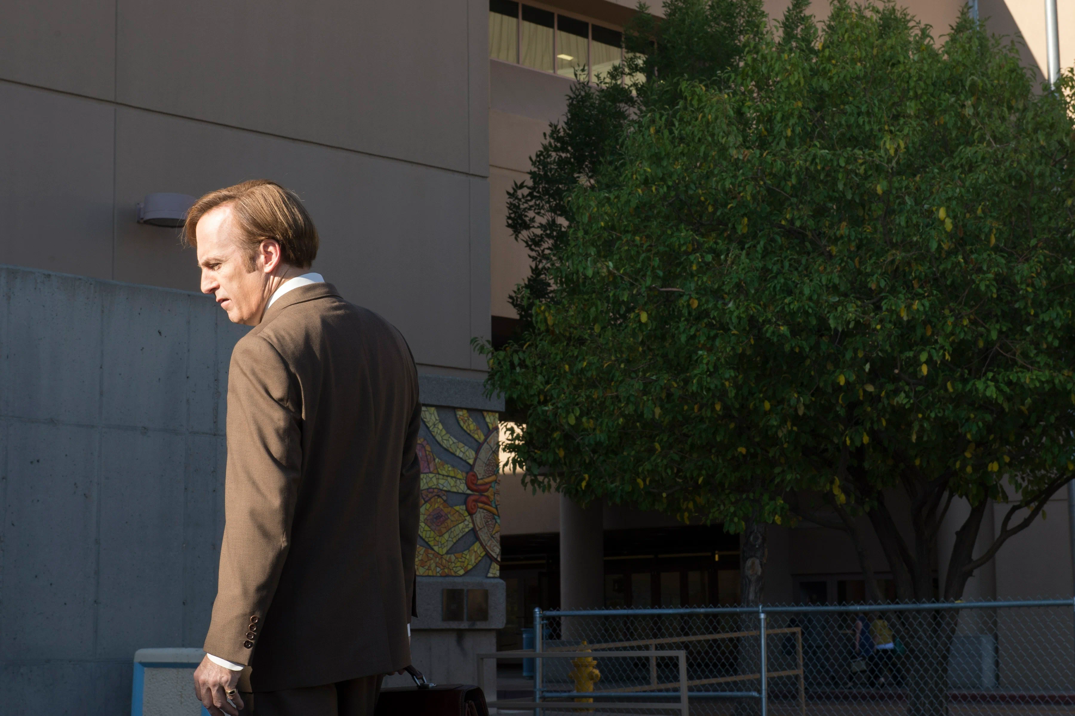 Кадр 2 из сериала Лучше звоните Солу 3 сезон (2017)