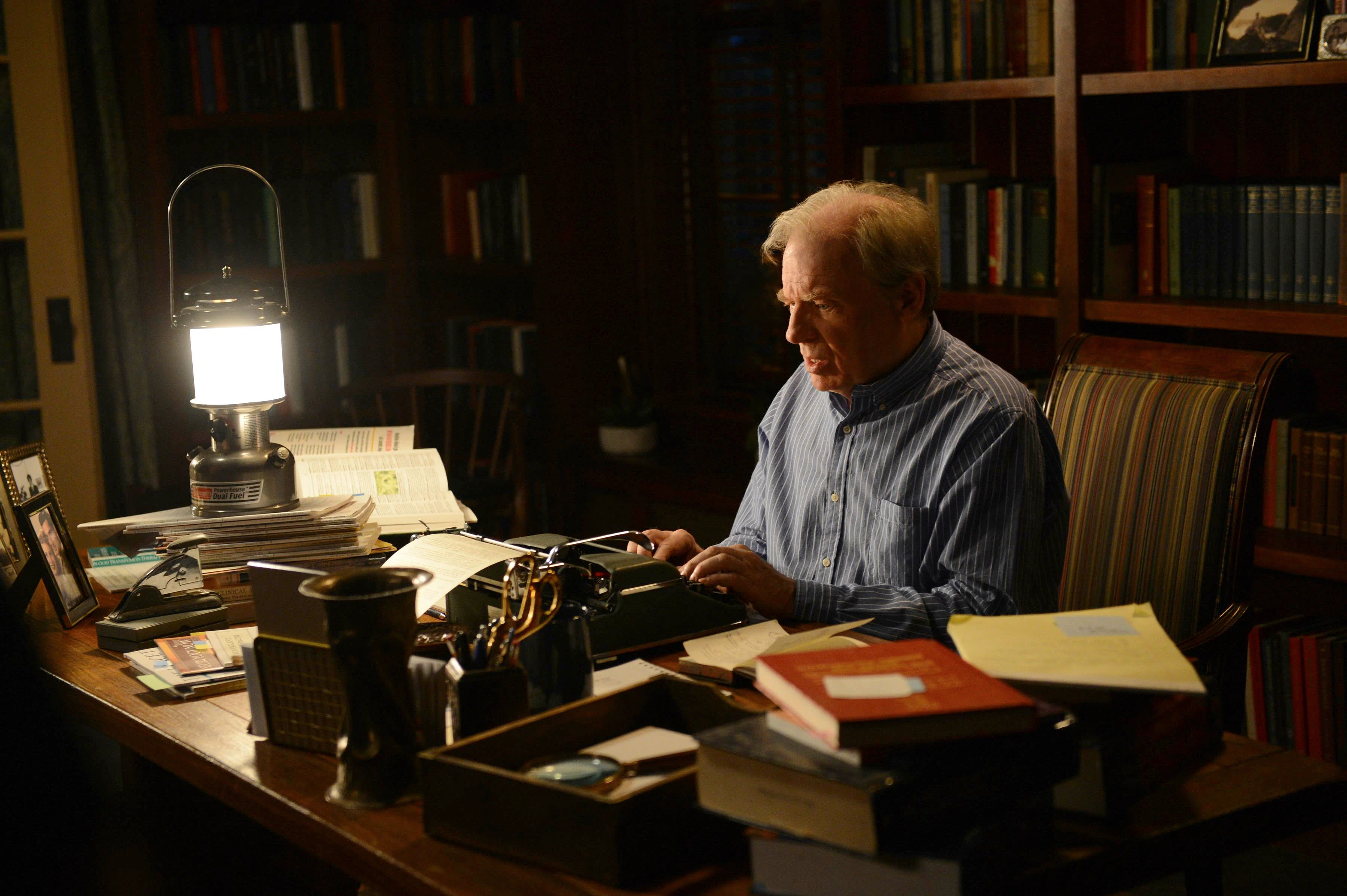 Кадр 2 из сериала Лучше звоните Солу 6 сезон (2022)