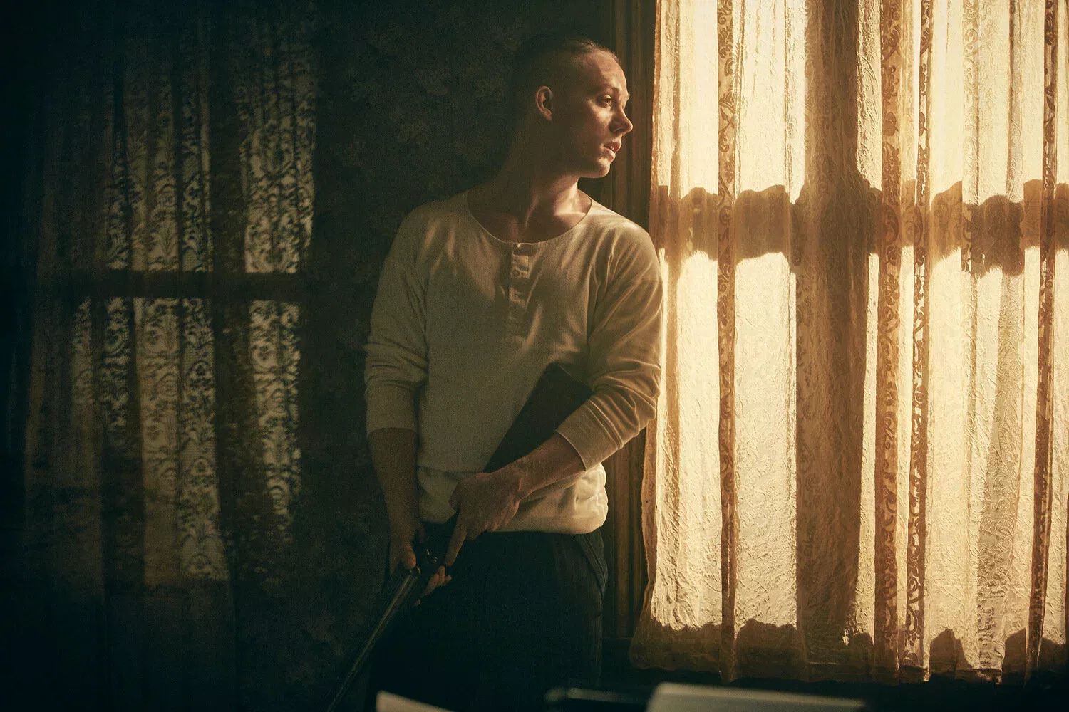 Кадр 1 из сериала Острые козырьки 1 сезон (2013)