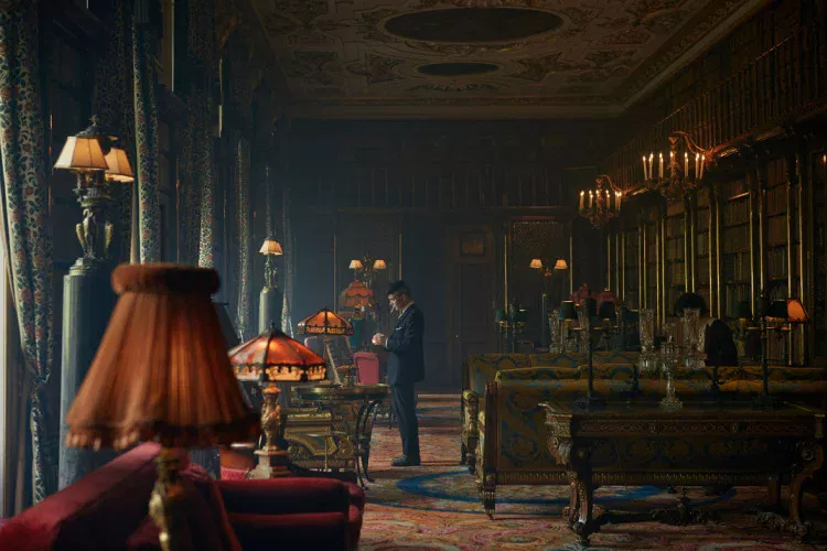 Кадр 3 из сериала Острые козырьки 6 сезон (2022)